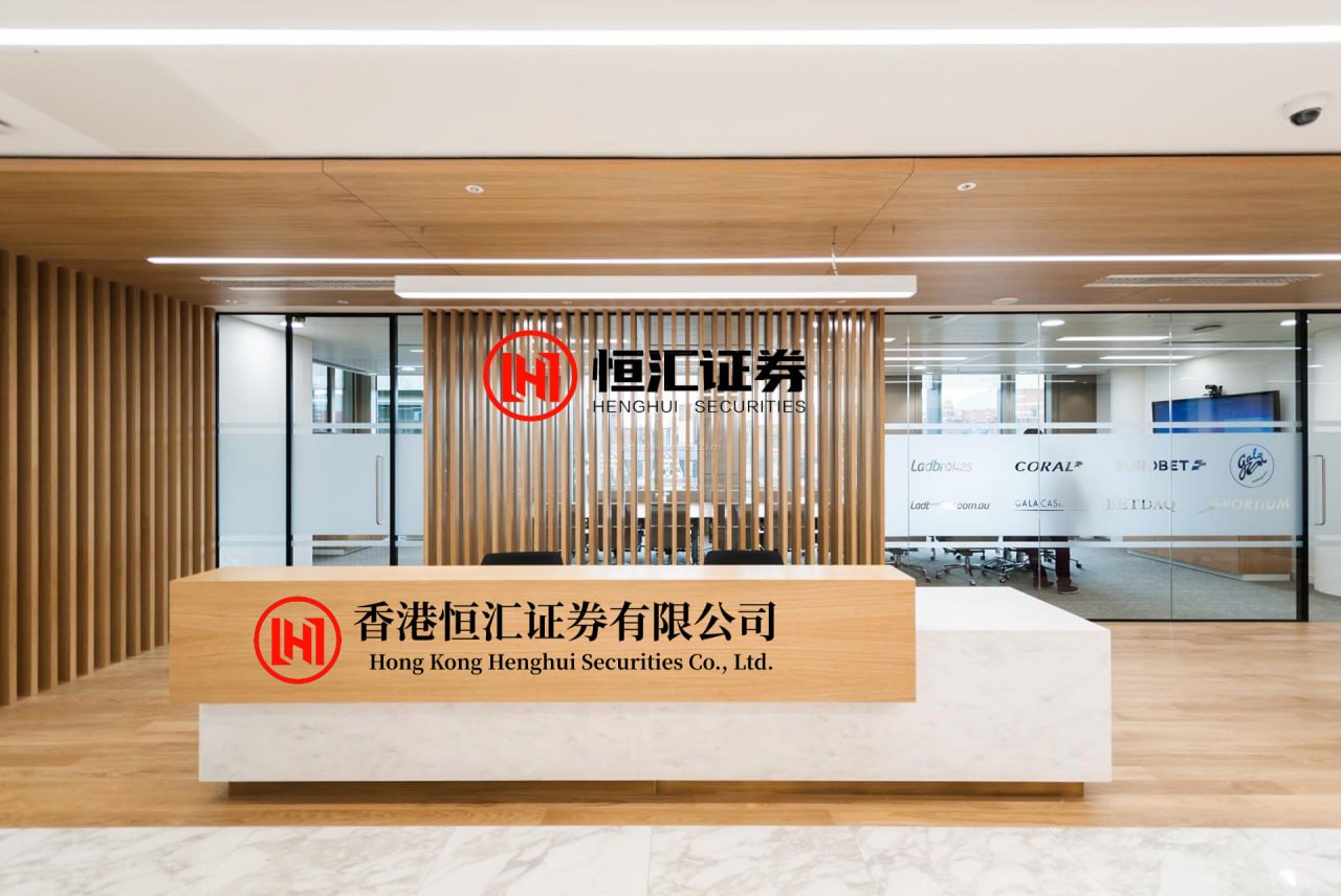 维度配资 谈投资谈人生：我决定终生研究股票！二十年前，我老婆在股市里亏了钱，于是她反复央求我去证券公司开户。她说：快点去开户啊，帮我扳本啊！当时，我对股市也有偏见，我觉得作为一个研究政治经济的学者去搞这个...